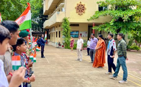 नर्मदापुरम में राष्ट्रध्वज हाथ में थामे एनसीसी केडिट्स ने लगाए देशभक्ति के नारे