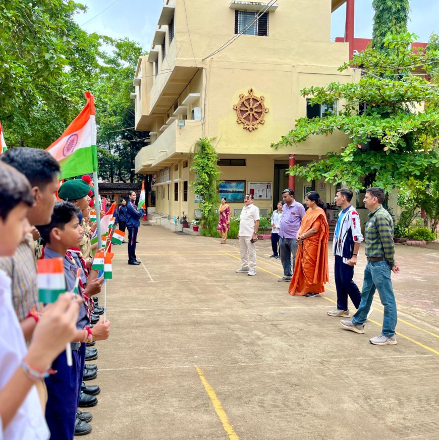 नर्मदापुरम में राष्ट्रध्वज हाथ में थामे एनसीसी केडिट्स ने लगाए देशभक्ति के नारे