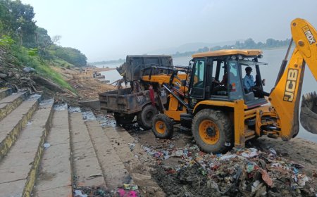 Narmadapuram: छट पूजन की शुरुआत कल से, नपा ने घाटों पर जलस्तर कम होने पर सीढ़ियों पर जमा कपा जेसीबी से हटवाया