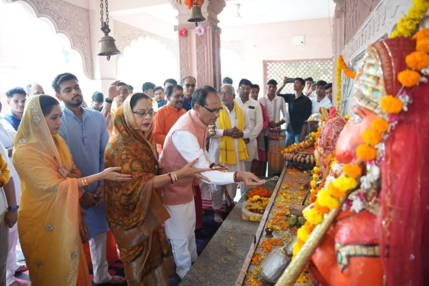 Narmadapuram: कृषि मंत्री शिवराज सिंह चौहान सपरिवार पैतृक गांव जैत पहुँचे, सपत्नीक माँ नर्मदा का पूजन किया, भंडारे में आमजन के साथ बैठकर प्रसाद ग्रहण किया