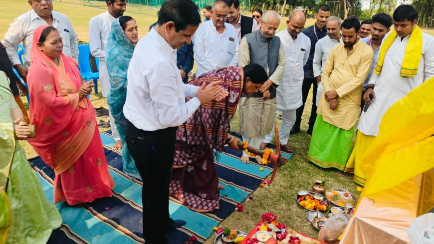 Narmadapuram:राज्यसभा सांसद माया नारोलिया ने सरस्वती शिशु मंदिर में कक्ष निर्माण का भूमिपूजन किया