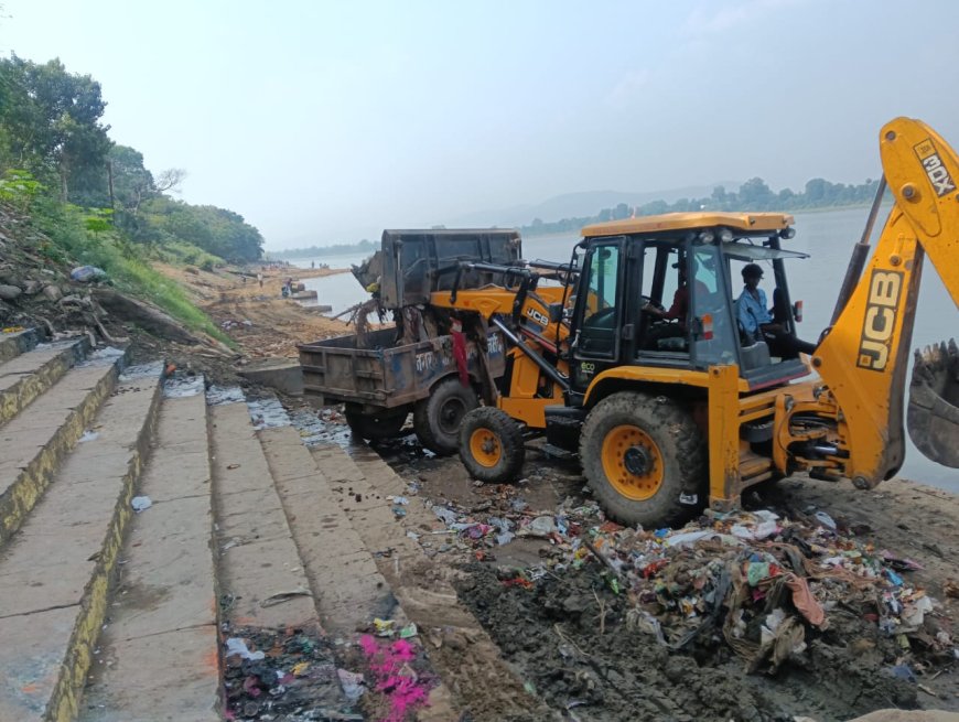 Narmadapuram: छट पूजन की शुरुआत कल से, नपा ने घाटों पर जलस्तर कम होने पर सीढ़ियों पर जमा कपा जेसीबी से हटवाया