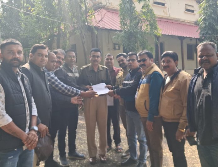 इंदौर में न्यूज 24 के पत्रकार पर हमला, आरटीओ विभाग के एजेंटों पर मारपीट व कैमरा तोड़ने का आरोप